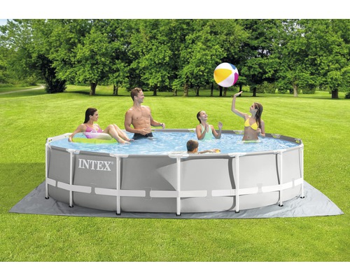 Familie mit Intex Pool im Garten mit Poolunterlage