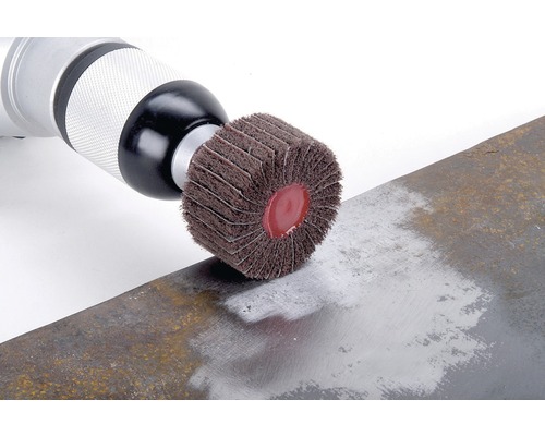 Lamellenschleifer an einer Bohrmaschine beim Schleifen von Metall