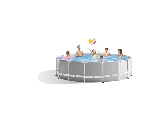 Familie im Stahlrahmenpool der Marke Intex beim Spielen mit einem Ball