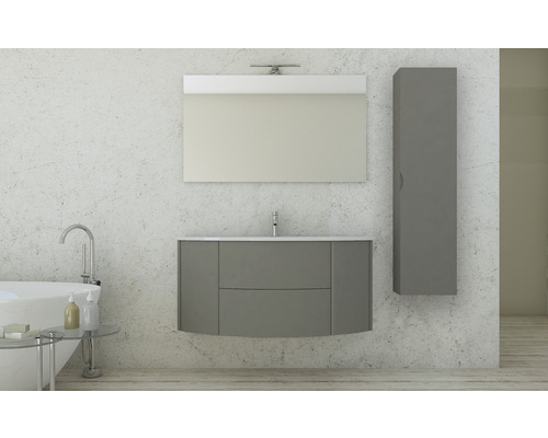 Badezimmer mit Waschbeckenunterschrank, Spiegelschrank und Hochschrank