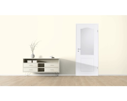 Heller Raum mit Kommode und Innentür mit Glaseinsatz.