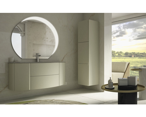 Modernes Badezimmer mit Waschtischunterschrank, beleuchtetem Spiegel und Hochschrank