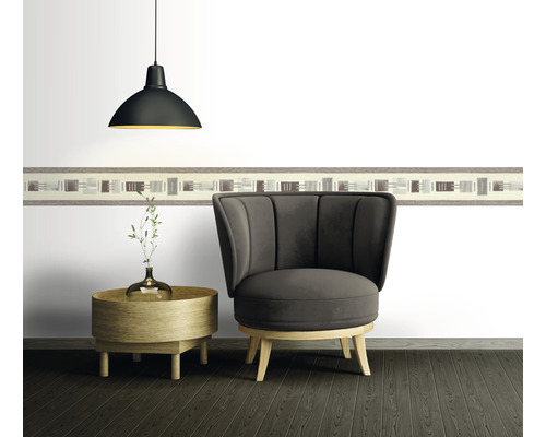 Szene mit Sessel, Tisch, Pendelleuchte und Bordüre