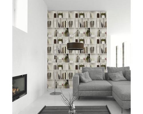 Helles Wohnzimmer mit Bücherregal Tapete, Ecksofa und Kamin