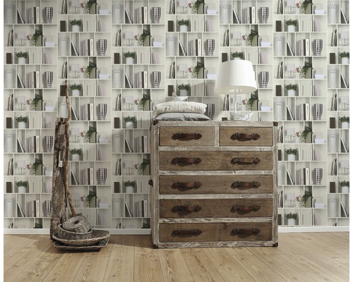 Dekorative Wohnraum Tapete mit Bücherregal Motiv hinter Kommode