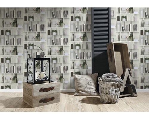 Dekorative Szene mit Bücherregal-Tapete, Laterne und Holzkisten.