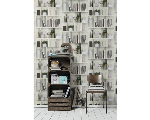 Tapete mit Bücherregal-Motiv, Holzregal, Holzstuhl mit Büchern