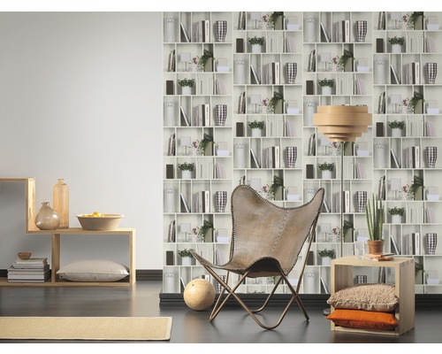Wohnraum mit Bücherregal Tapete, Sessel, Stehlampe und Holzelementen
