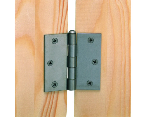 Türband aus Metall an einer Holztür befestigt