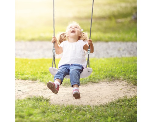 Mädchen auf einer Schaukel im Garten