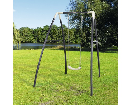 Kinderschaukel auf einer grünen Wiese