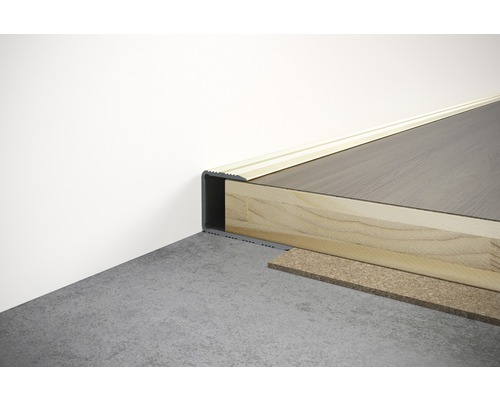 Bildeiner Treppe mit Laminat, Trittschalldämmung und Treppenkantenprofil