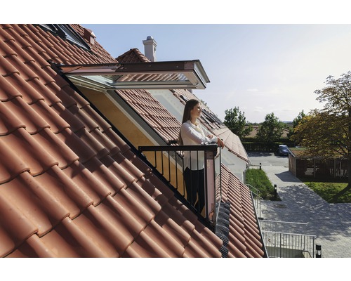 Frau auf Dachterrasse mit Dachfenster