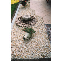 Gartengestaltung mit Zierkies, Steinbrunnen und bepflanzter Amphore