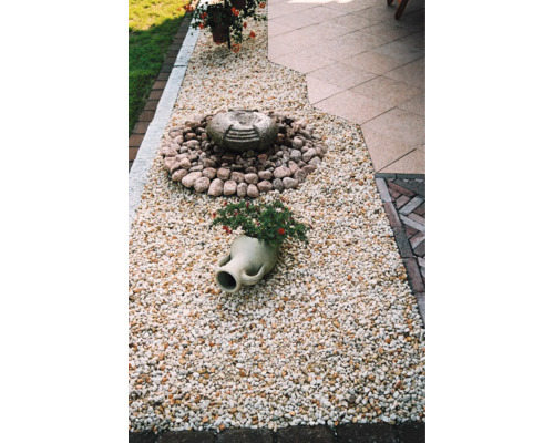 Gartengestaltung mit Zierkies, Steinbrunnen und bepflanzter Amphore