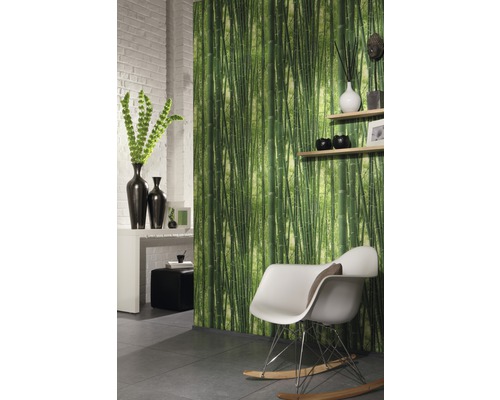 Wohnraum mit Bambus Tapete, Schaukelstuhl und Dekoration