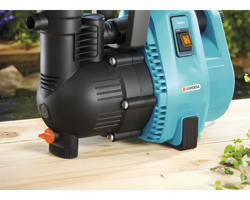 Gardena Hauswasserautomat zur Gartenbewässerung auf Holzboden