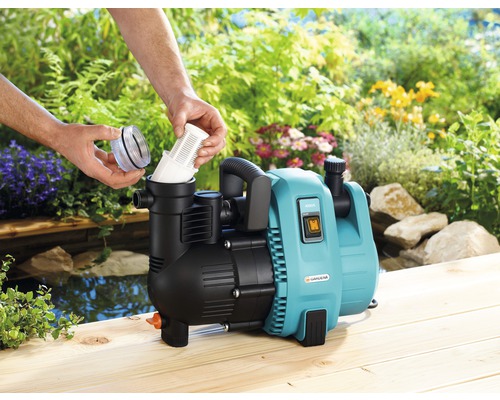 Gartenpumpe mit Filter vor Gartenteich