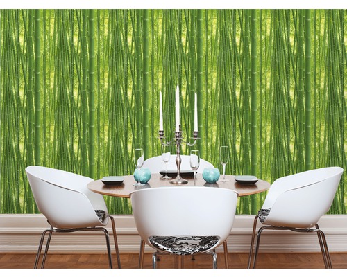 Esszimmer mit Bambus Tapete, Esstisch und Stühlen.