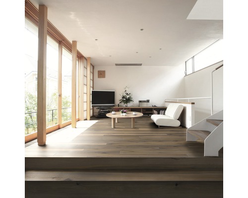 Heller Wohnraum mit Holzfußboden, Treppe und Fenstern