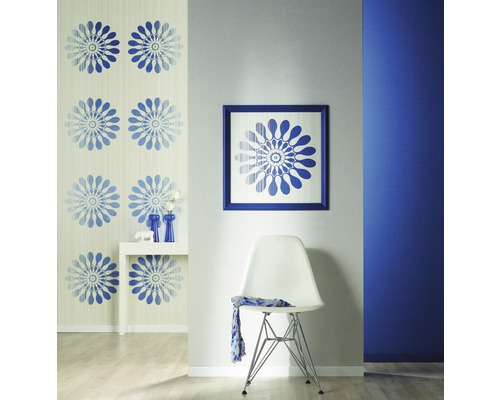 Dekoratives Interieur mit gemusterter Tapete, Bild und weißem Stuhl