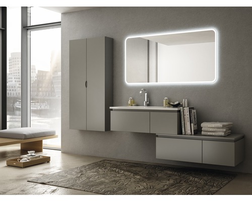 Badezimmer mit Waschtisch, Spiegelschrank, Hängeschrank und Teppich