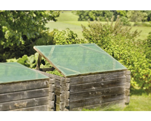 Zwei Frühbeetkästen aus Holz mit transparenter Abdeckung im Garten.