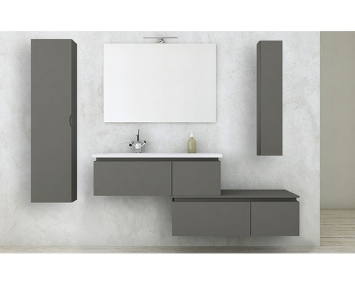 Badezimmer mit Waschbecken, Spiegelschrank und Hochschränken