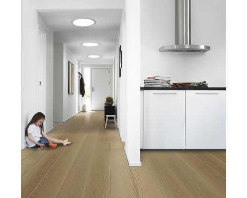 Flur mit Holzboden, Tageslichtlampen und spielendem Kind