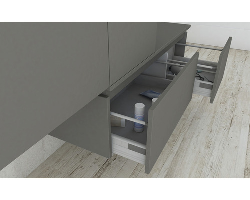 Badezimmermöbel mit offenen Schubladen zur Aufbewahrung von Badartikeln.