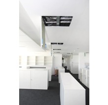 Büroraum mit abgehängter Decke und Lüftungsrohren