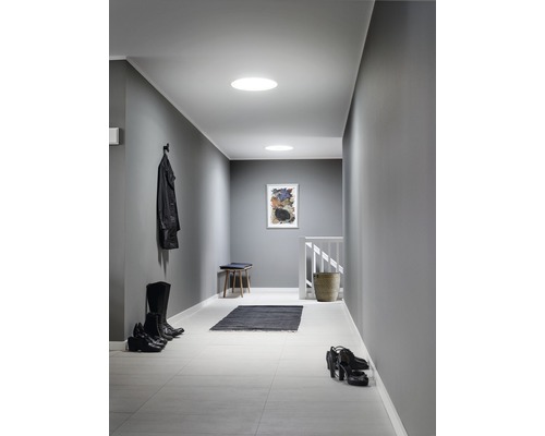 Flur mit Tageslichtspots, Garderobe und Sitzbank