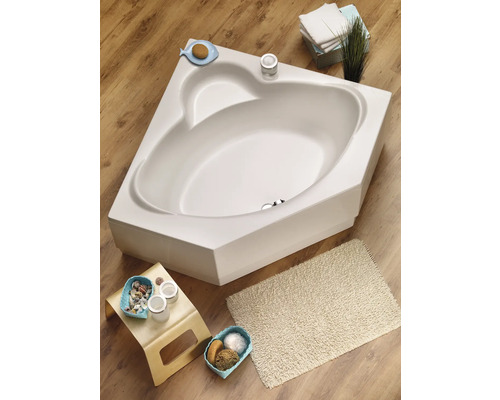 Eckbadewanne im Badezimmer mit Badematte und Badaccessoires