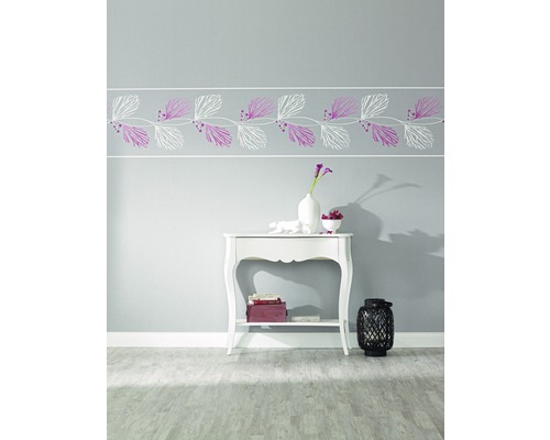 Dekorativer Raum mit Bordüre, Tisch und Dekoration