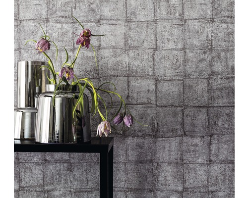 Wand mit strukturierter Tapete und Blumen in einer Vase