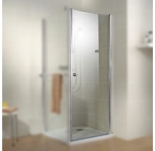 Duschkabine mit transparenter Glaswand und Chromrahmen im Badezimmer