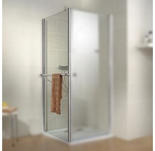 Duschkabine mit Handtuchhalter im Badezimmer