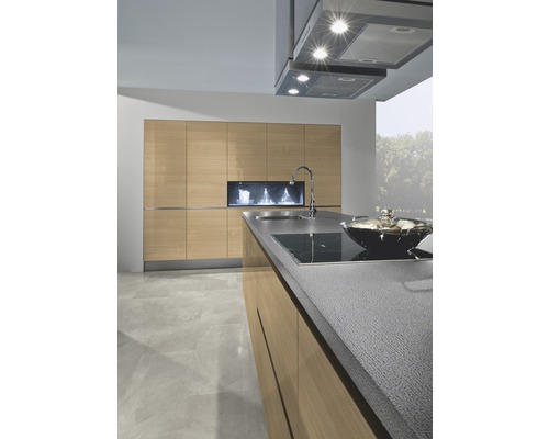 Moderne Küche mit Kochinsel, Dunstabzugshaube und Einbauschränken für einen hellen und organisierten Eindruck.