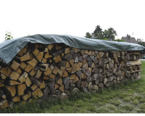 Stapel Brennholz abgedeckt mit einer Plane.