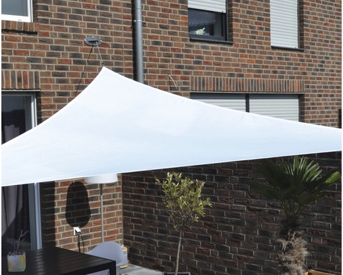 Draußenbereich mit dreieckigem Sonnensegel für Beschattung