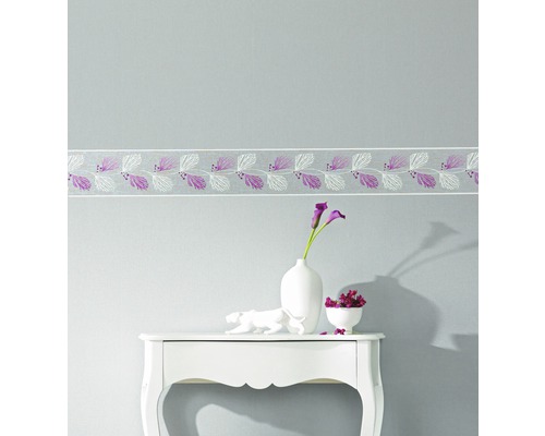 Wandgestaltung mit Bordüre, Kommode, Vase und Blumen