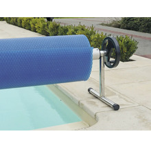 Aufrollvorrichtung für Poolabdeckung mit Handrad und Pool