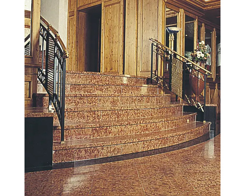 Treppe mit Fliesen und Geländer in einem Innenraum