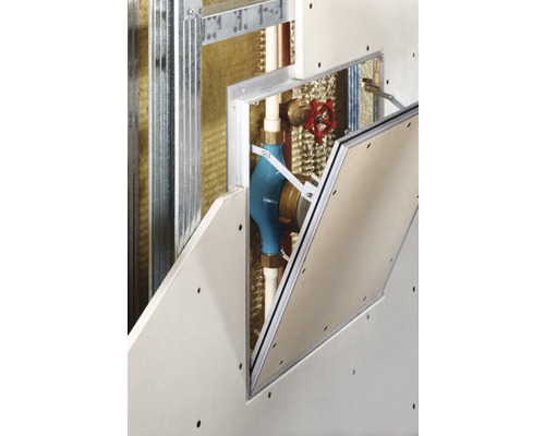 Installationsschacht mit geöffneter Revisionsklappe zur Einsicht in Wasserleitungen und Absperrventile.