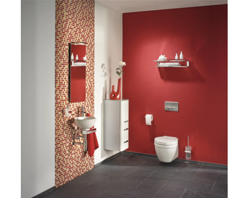 Badezimmer mit Waschbecken, Toilette, Spiegel und Badezimmermöbeln in Rot und Weiß