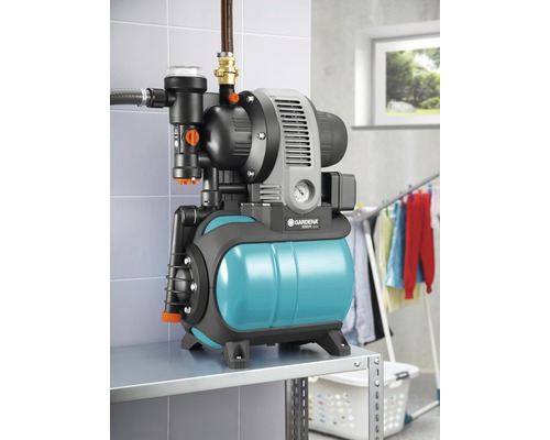 Gardena Hauswasserautomat zur Gartenbewässerung auf einem Tisch