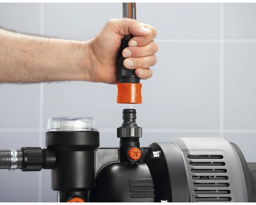 Anschließen eines Gartenschlauchs an eine Gartenpumpe