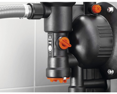 Detail einer Wasserpumpe mit Schlauchanschluss und Bedienelementen.