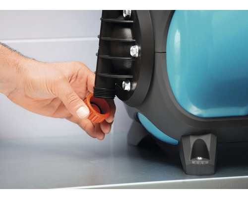 Gartenschlauchbox mit Schlauchanschluss wird angeschlossen