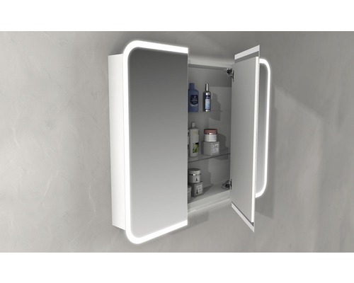 Geöffneter Spiegelschrank mit Beleuchtung und Glasablagen für Badutensilien